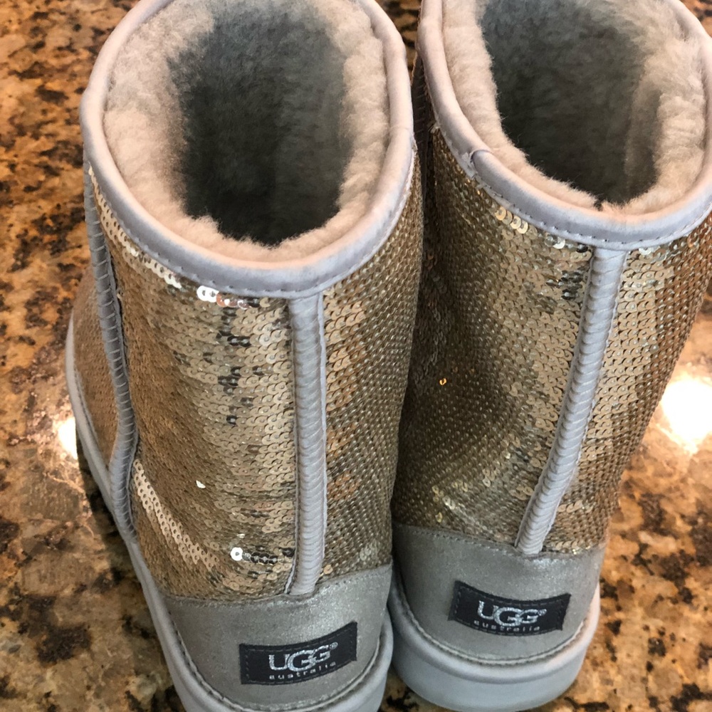UGGS size 9 - Picture 8 of 8